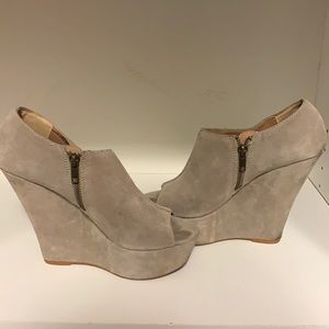 Steve Madden Whisttle 9M Gray Suede Wedge Bootie